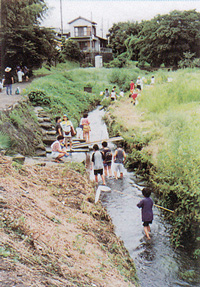 境川で遊ぶ住民の写真
