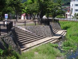 郷戸公園・階段護岸の写真
