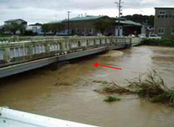 平成16年出水の状況（後川橋）の写真