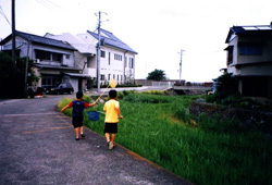 松原川沿いで遊ぶ子供たちの写真