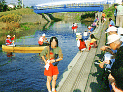 ボートで遊ぶ人々（安間川）の写真